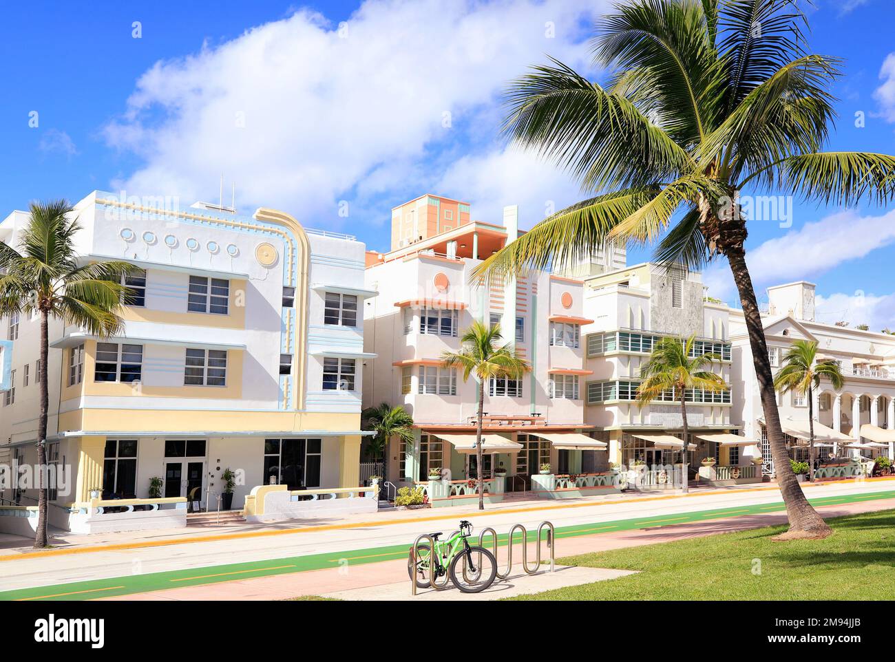 Hotel art deco e palme su Ocean Drive a Miami Beach, Florida, Stati Uniti Foto Stock