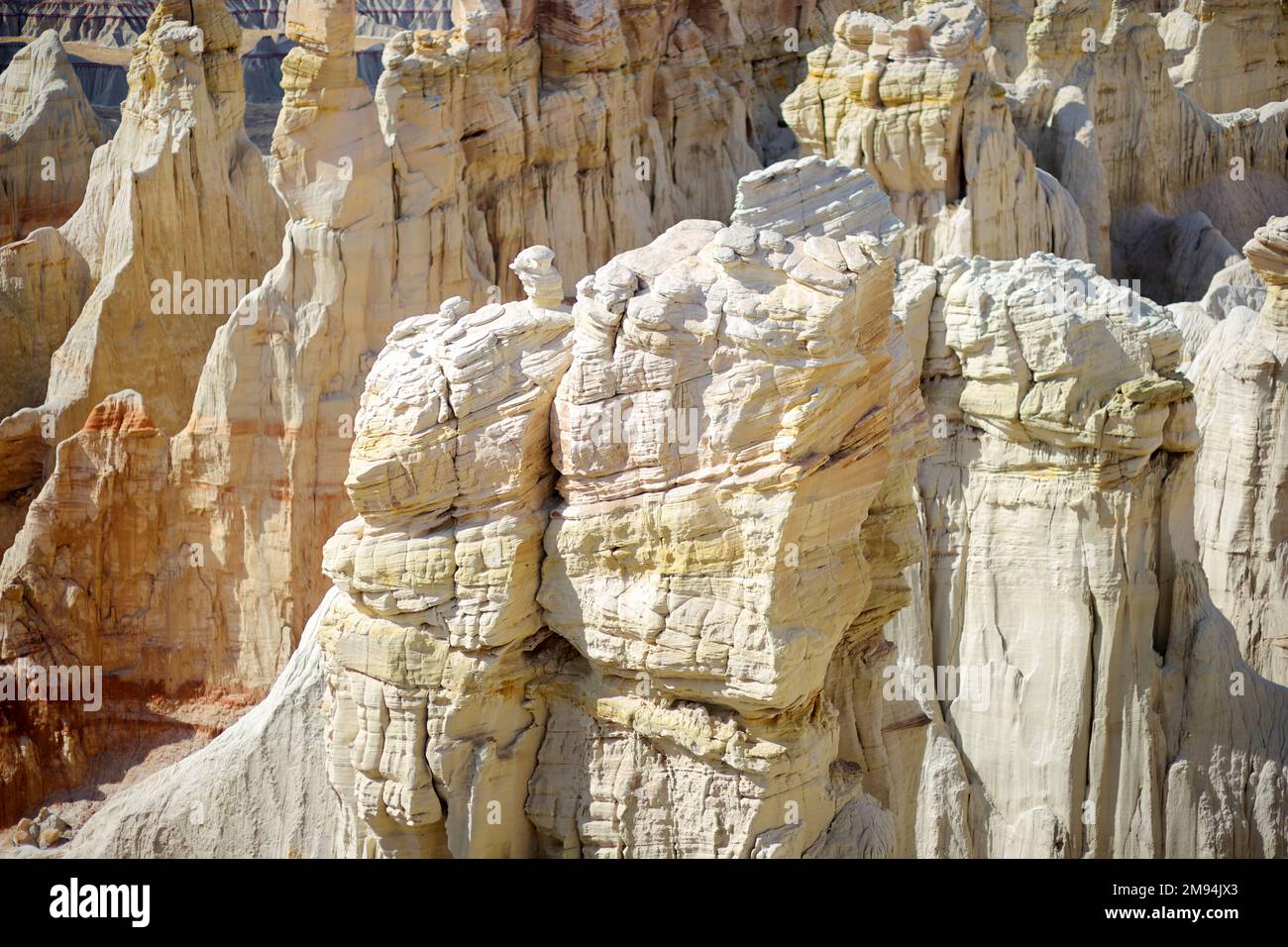 Splendida vista su hoodoos di arenaria a strisce bianche nel Coal Mine Canyon vicino alla città di Tuba, Arizona, Stati Uniti. Esplorando il sudovest americano. Foto Stock