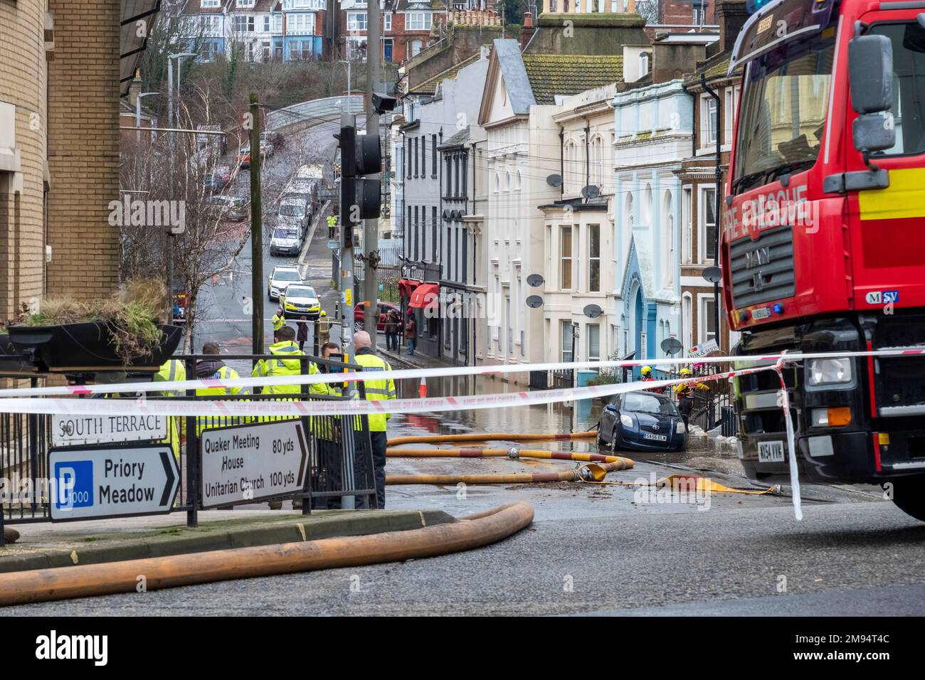 Pompando fuori l'acqua di alluvione dalla terrazza sud di Hastings e dal prato del Priorato dopo le precipitazioni notturne eccezionalmente pesanti, 2023 gennaio, Sussex orientale, Regno Unito Foto Stock