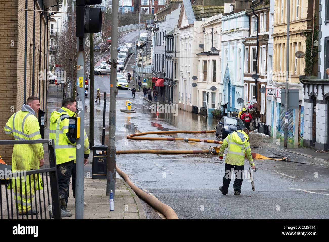 Pompando acqua di alluvione da Hastings South Terrace a Priory Meadow, East Sussex, Regno Unito, dopo una forte pioggia notturna e alla ricerca di perdite in strada Foto Stock