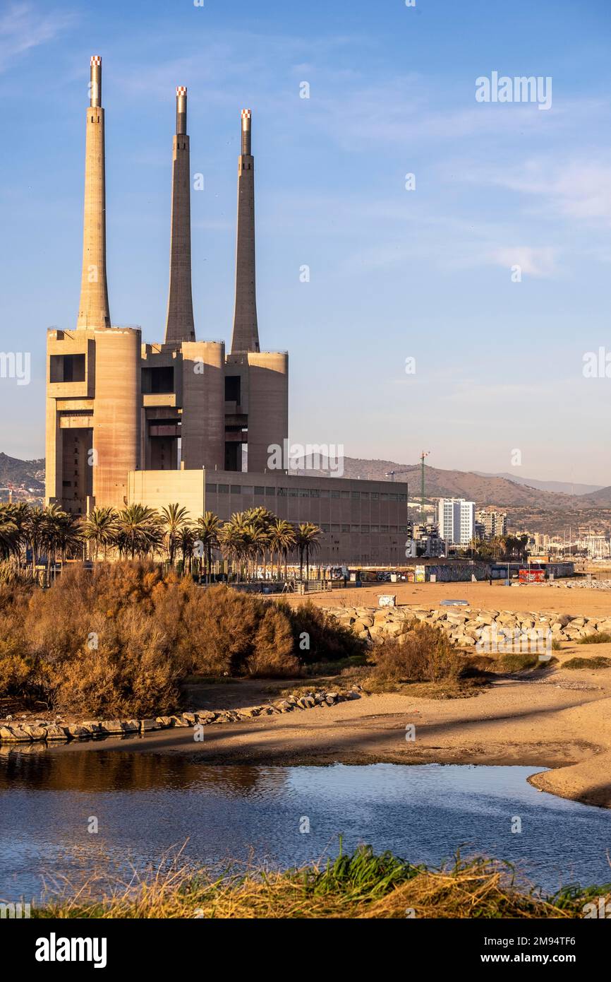 Vecchia centrale elettrica di Sant Adria de Besos di fronte al Mar Mediterraneo a Barcellona in Catalogna Spagna Foto Stock