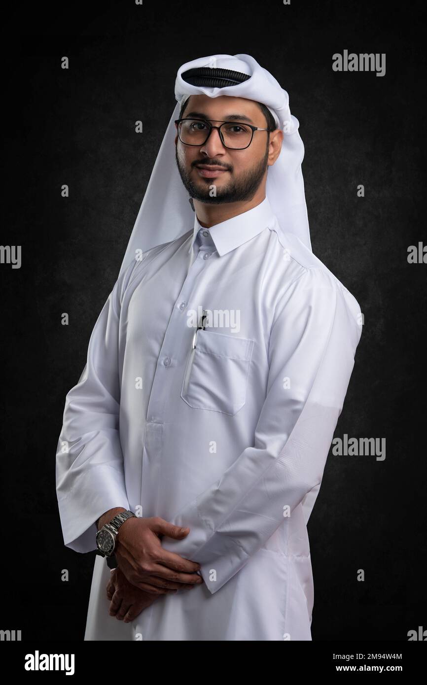 Modello maschile in abito Qatar arabo su sfondo isolato. Ritratto di uomini d'affari Qatari Dress Foto Stock