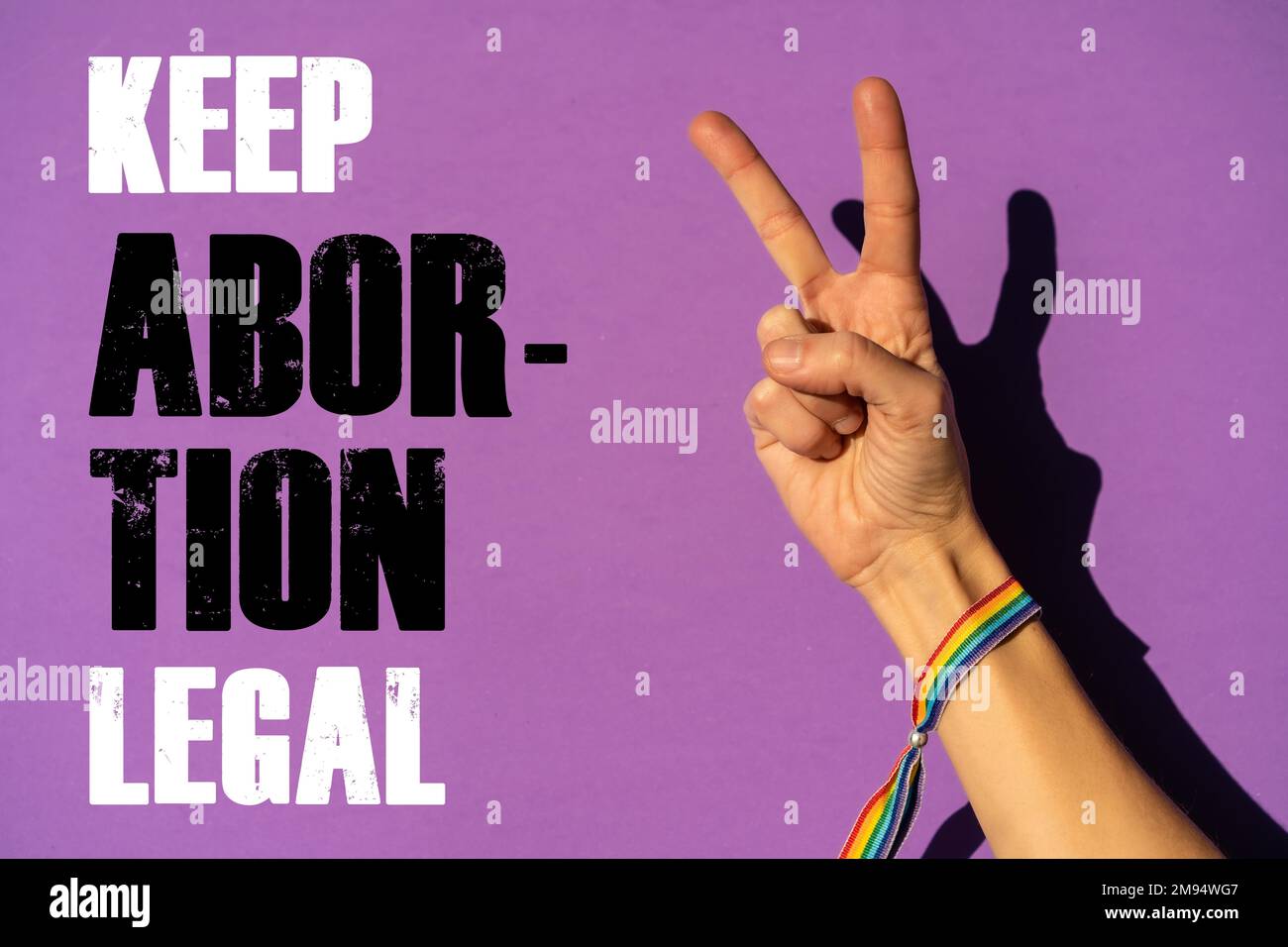 Una donna con il simbolo della vittoria o della pace con un testo a favore della legalizzazione dell'aborto. Protestare per non rendere illegale l'aborto negli stati uniti Foto Stock