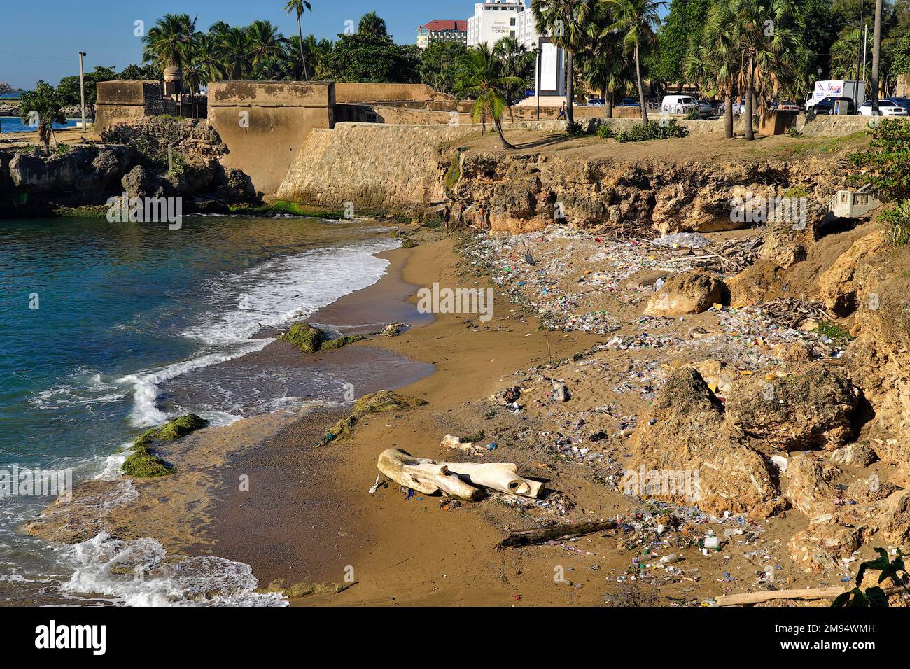 Inquinata spiaggia della città sul Malecon, Santo Domingo, Repubblica Dominicana, Caraibi, America Centrale Foto Stock