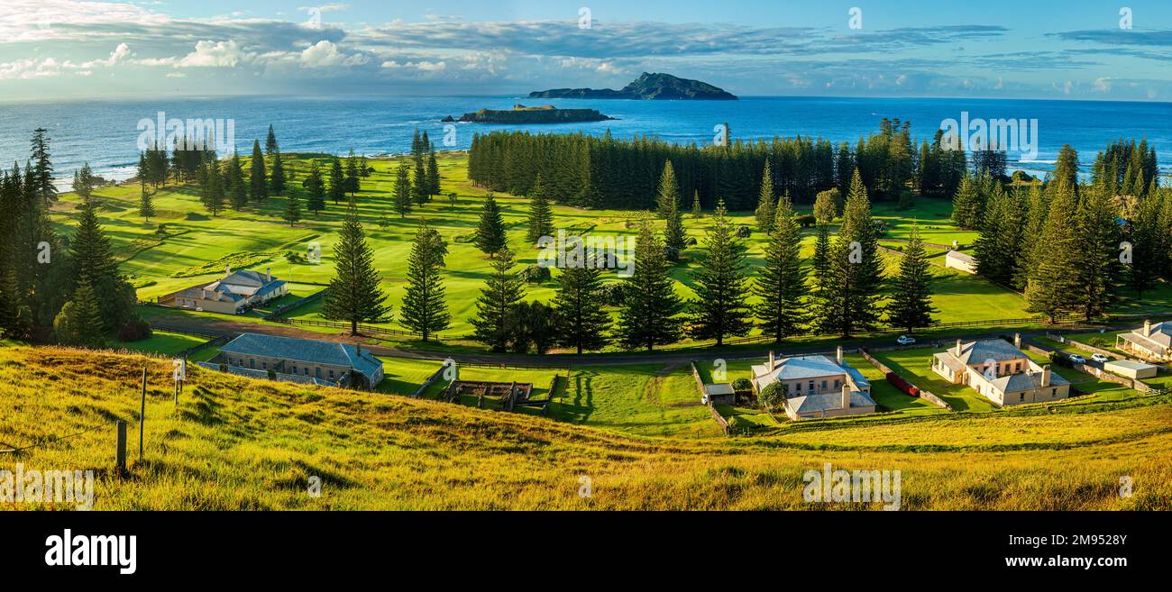 Campo da golf di Norfolk Island dal punto panoramico Queen Elizabeth. Gli edifici lungo il Quality Row sono del periodo dei detenuti del 1820. Foto Stock