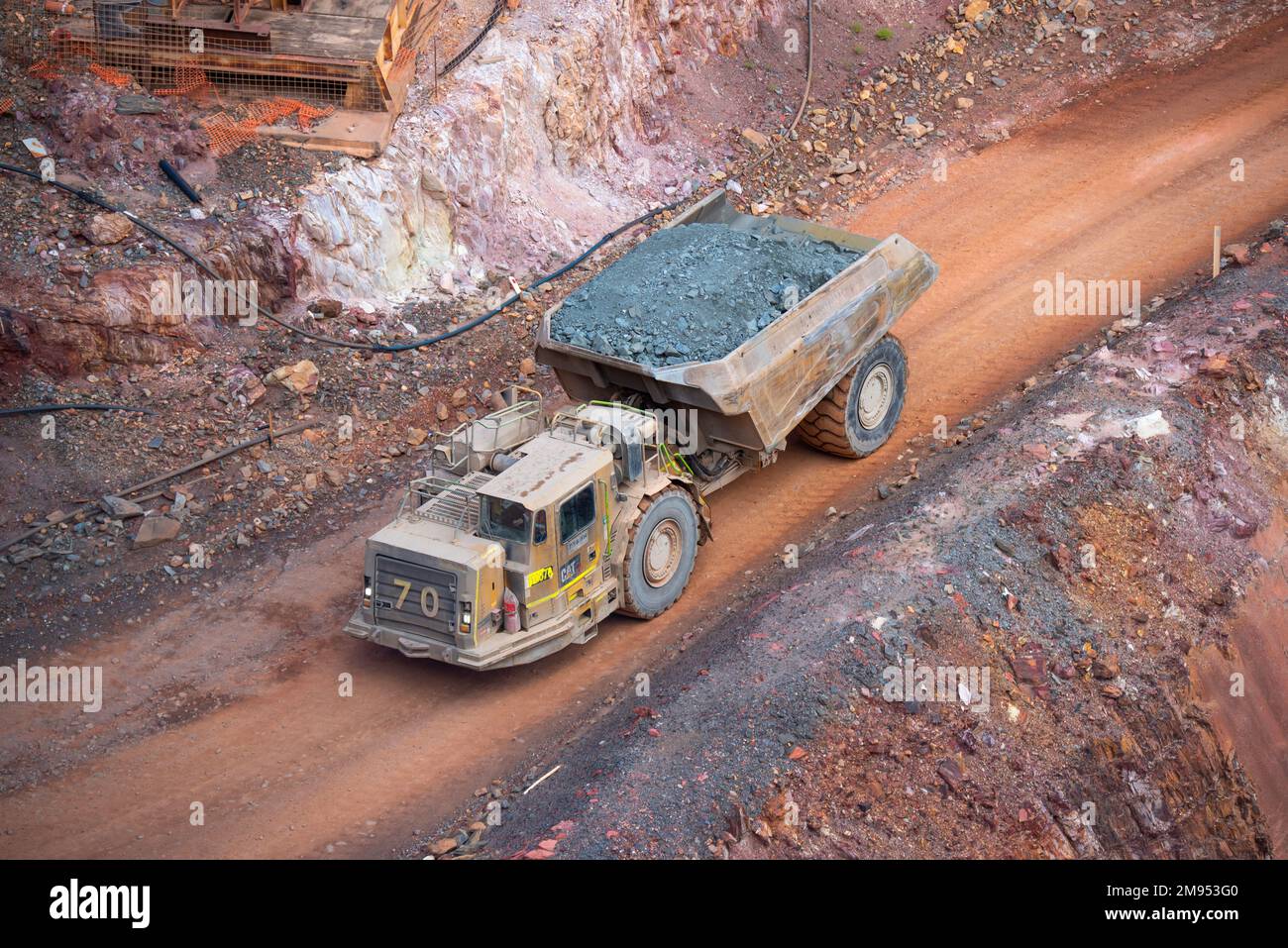 Un camion unico fa la sua strada su e fuori dal pozzo aperto delle miniere d'oro di picco, miniera di New Cobar vicino alla città di Cobar nel nord-ovest del nuovo Galles del Sud Foto Stock