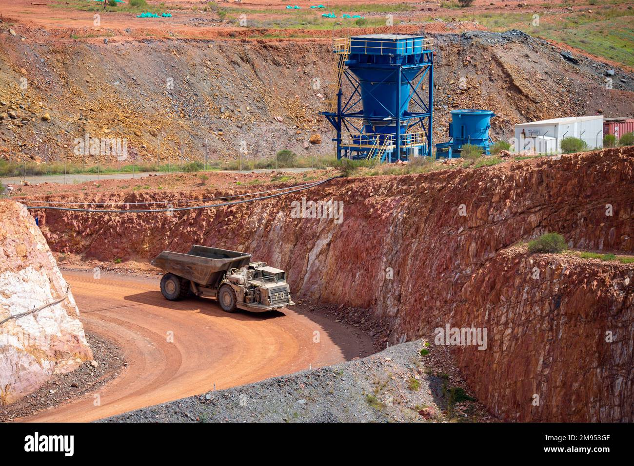 Un autocarro da trasporto unico scende nel pozzo aperto delle Peak Gold Mines, la miniera di New Cobar vicino alla città di Cobar nel nord-ovest del nuovo Galles del Sud Foto Stock