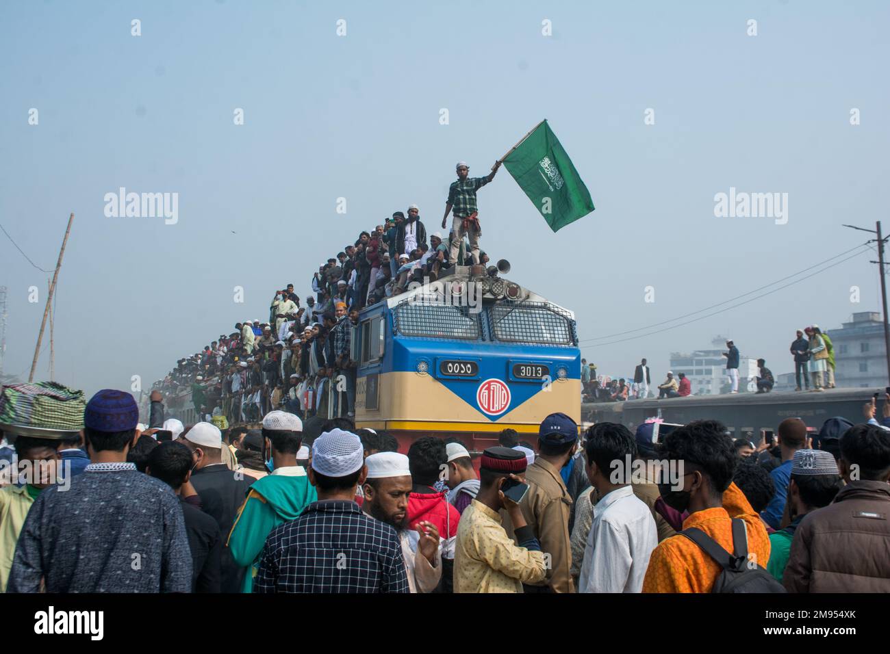 La Bishwa Ijtema, la seconda più grande Congregazione Mondiale o Globale dei Musulmani, si è conclusa oggi come migliaia di devoti hanno pregato per la pace, il progresso e il benessere del paese, così come la Ummah musulmana. Tre giorni Bishwa Ijtema si concluderà sulle rive del Turag di Tongi la domenica attraverso l'Akheri Munajat o le preghiere conclusive, con oltre 2,5 milioni di devoti che dovrebbero partecipare. Bangladesh Railway (BR) ha preso accordi per gestire 21 treni speciali da Dhaka a diverse aree del paese al fine di facilitare la circolazione dei devoti il giorno conclusivo del congr Foto Stock