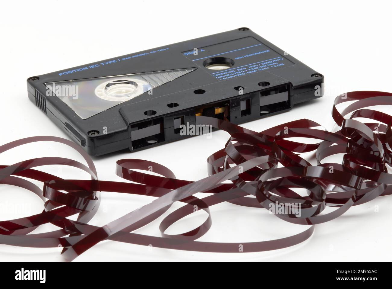 Nastro per cassette audio vintage con banda magnetica esterna isolata su sfondo bianco. Concetto di tecnologia vintage. Foto Stock