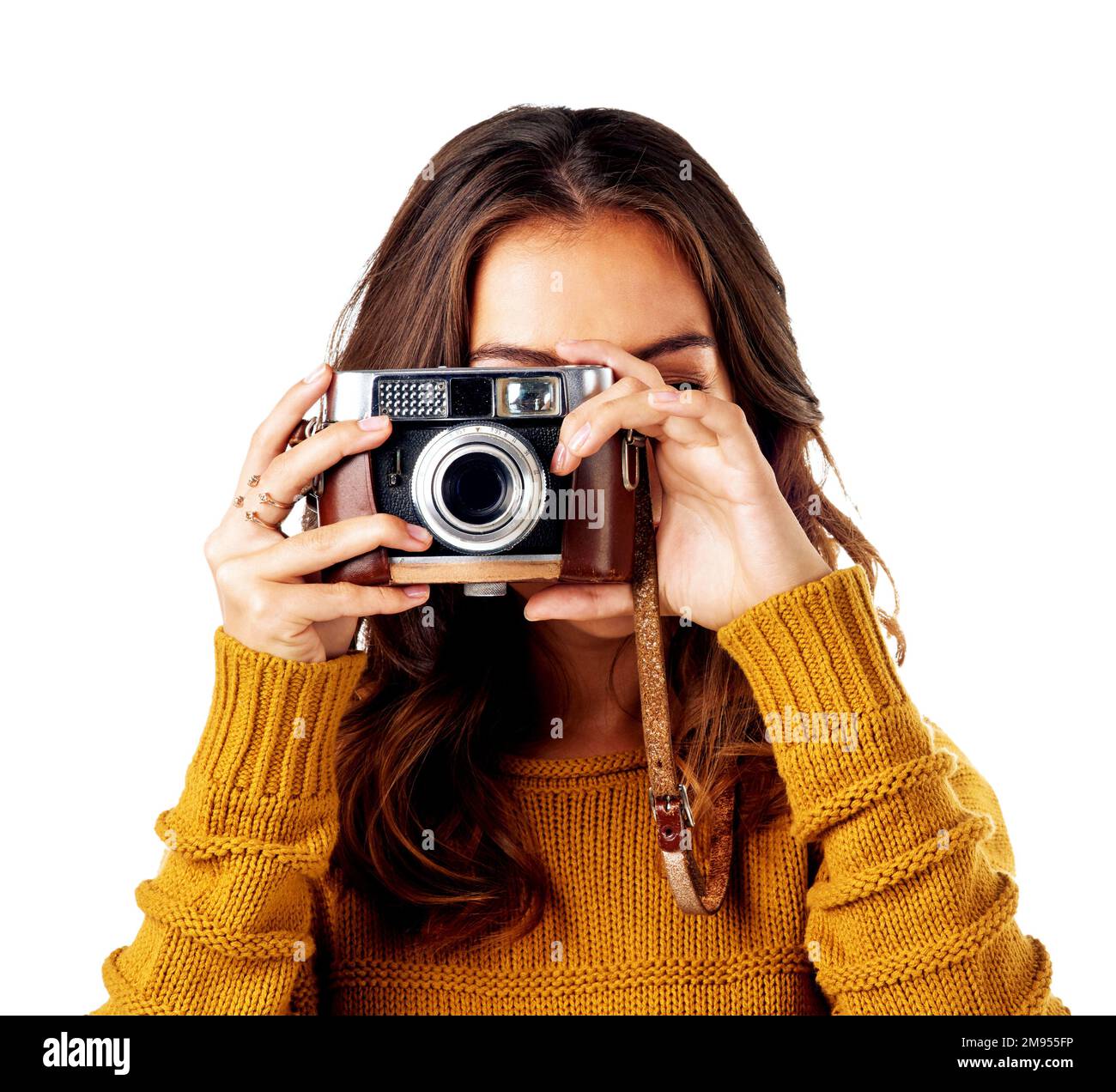 Fotografo donna, tenendo fotocamera e studio per la creatività, fotografia e contenuti su sfondo bianco. Isolato creativo, artista e retrò Foto Stock