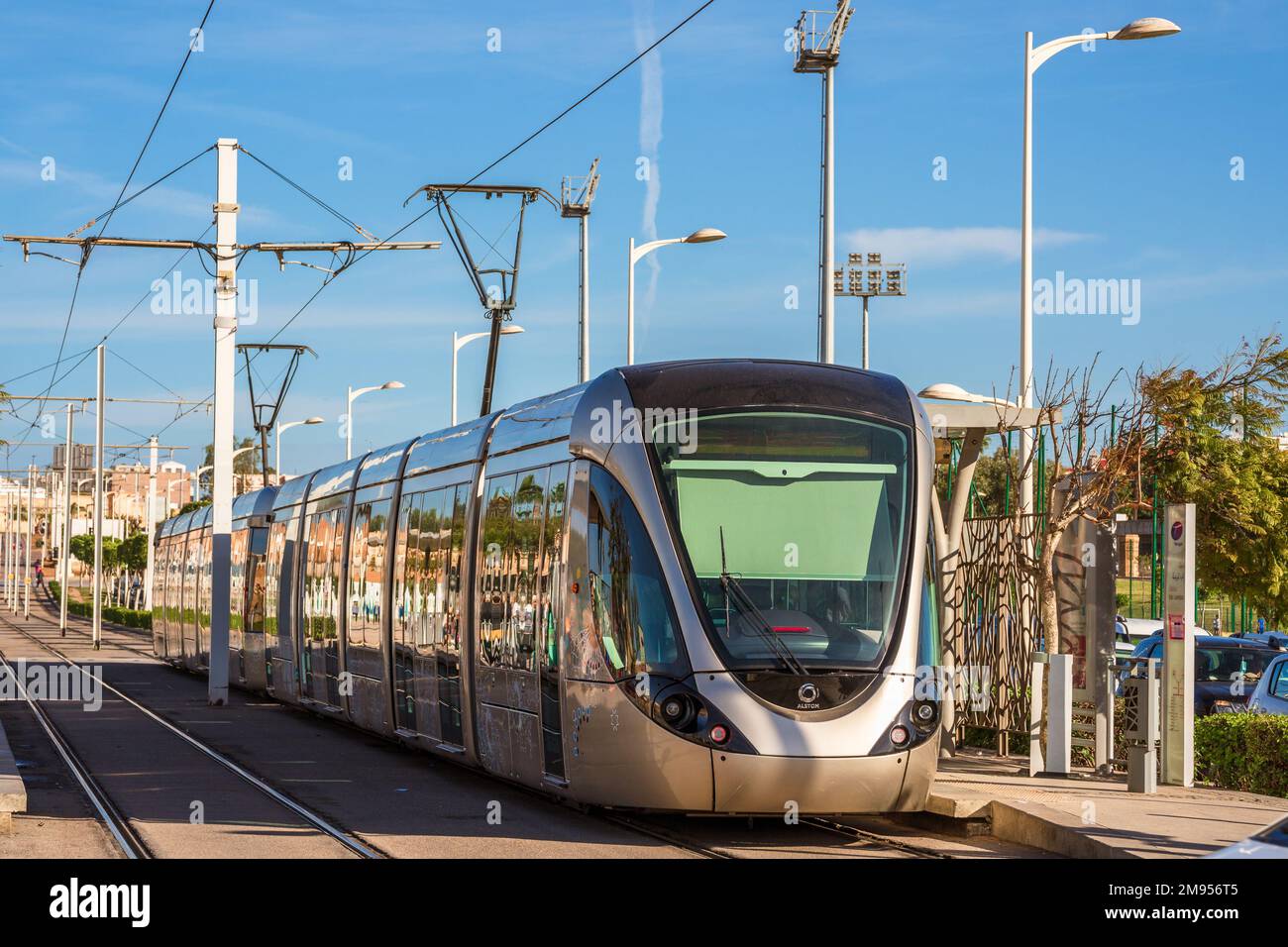 Salé, Marocco. Dicembre 7, 2022. Un tram Citadis di Alstom Foto Stock