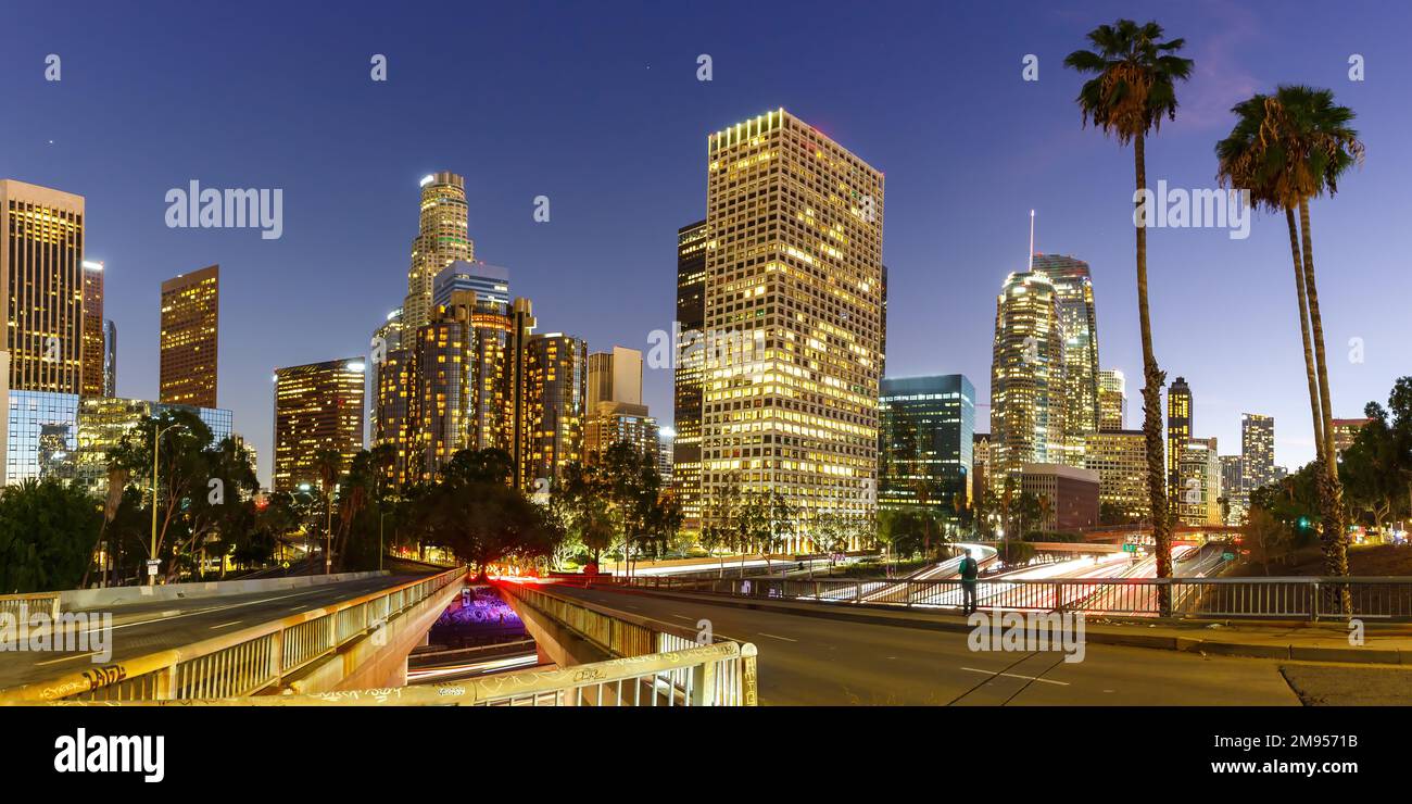 Downtown Los Angeles skyline città con grattacieli al crepuscolo panorama viaggiare in California negli Stati Uniti Foto Stock