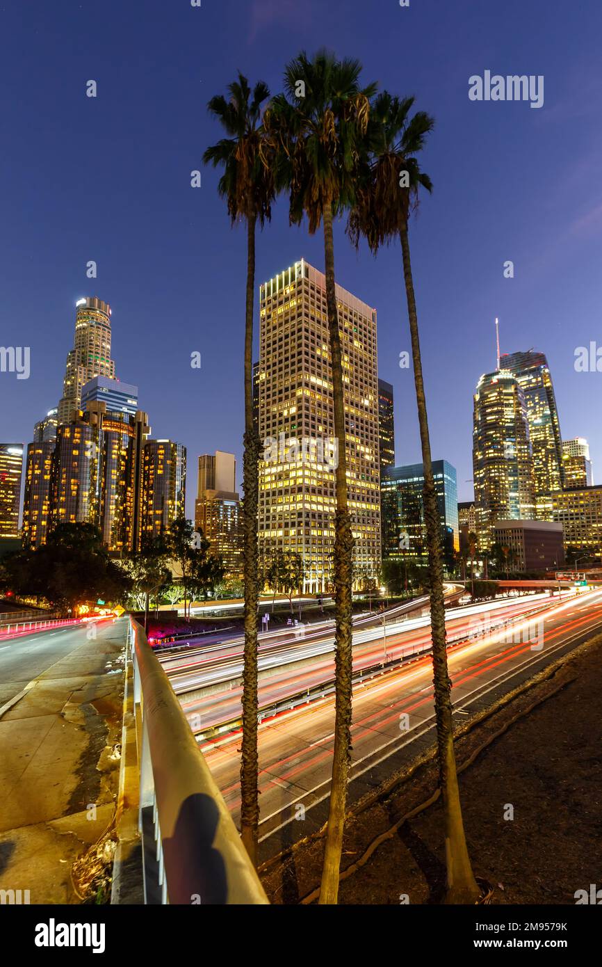 Downtown Los Angeles skyline città con grattacieli al crepuscolo formato ritratto viaggio in California negli Stati Uniti Foto Stock