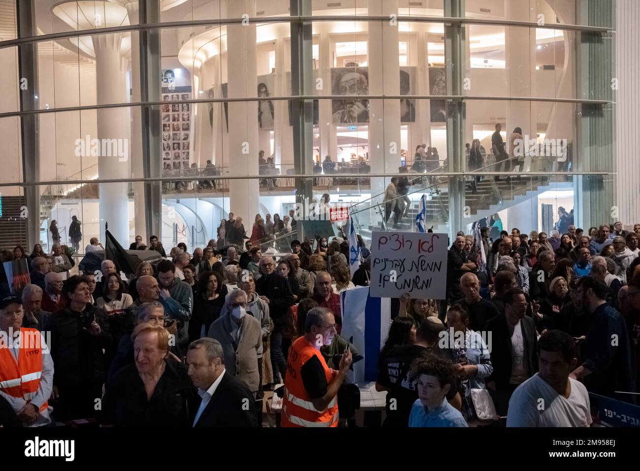 I manifestanti tengono i segni e sventolano le bandiere israeliane durante una manifestazione contro il nuovo piano di sistema giudiziario del governo israeliano che mira a indebolire la Corte Suprema del paese il 17th 2022 dicembre a Tel Aviv, Israele. I sostenitori delle libertà civili accusano il nuovo governo di dichiarare guerra contro il sistema giuridico, dicendo che il piano proposto metterà in pericolo i diritti delle minoranze e metterà in pericolo la democrazia del paese. Foto Stock
