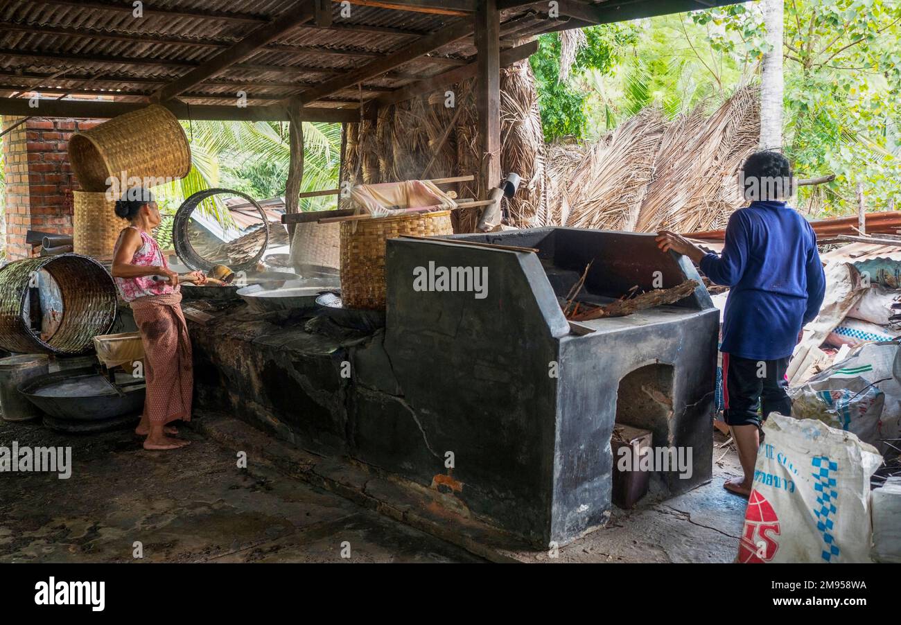 Produzione di sciroppo di fiori di cocco, ottenuto per evaporazione, utilizzato come dolcificante, Amphoe Amphawa, Provincia di Samut Songkhram, Thailandia, Asia Foto Stock