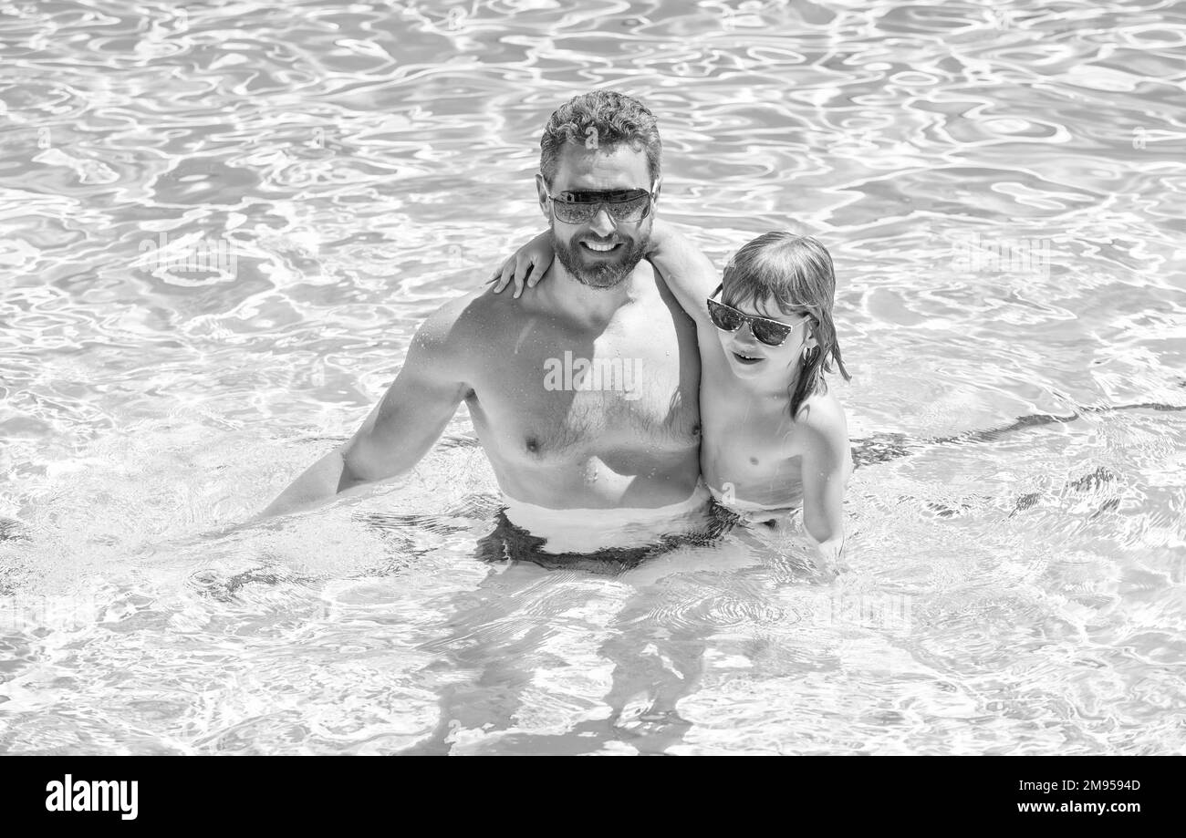 bambino e genitori. padre e figlio indossano occhiali in piscina. Foto Stock