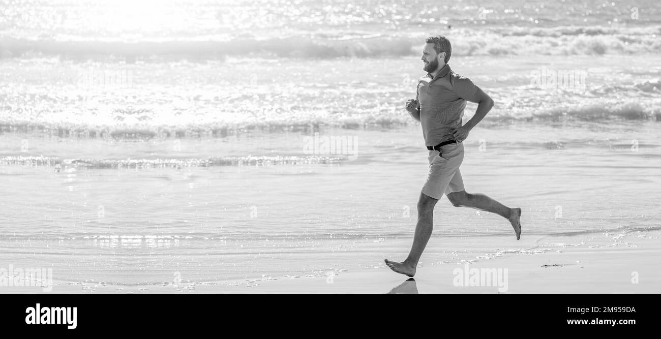 runner sentirsi libero. godersi la mattina. resistenza e resistenza. allegro atleta sportivo. Uomo che corre e salta, banner con spazio di copia. Foto Stock