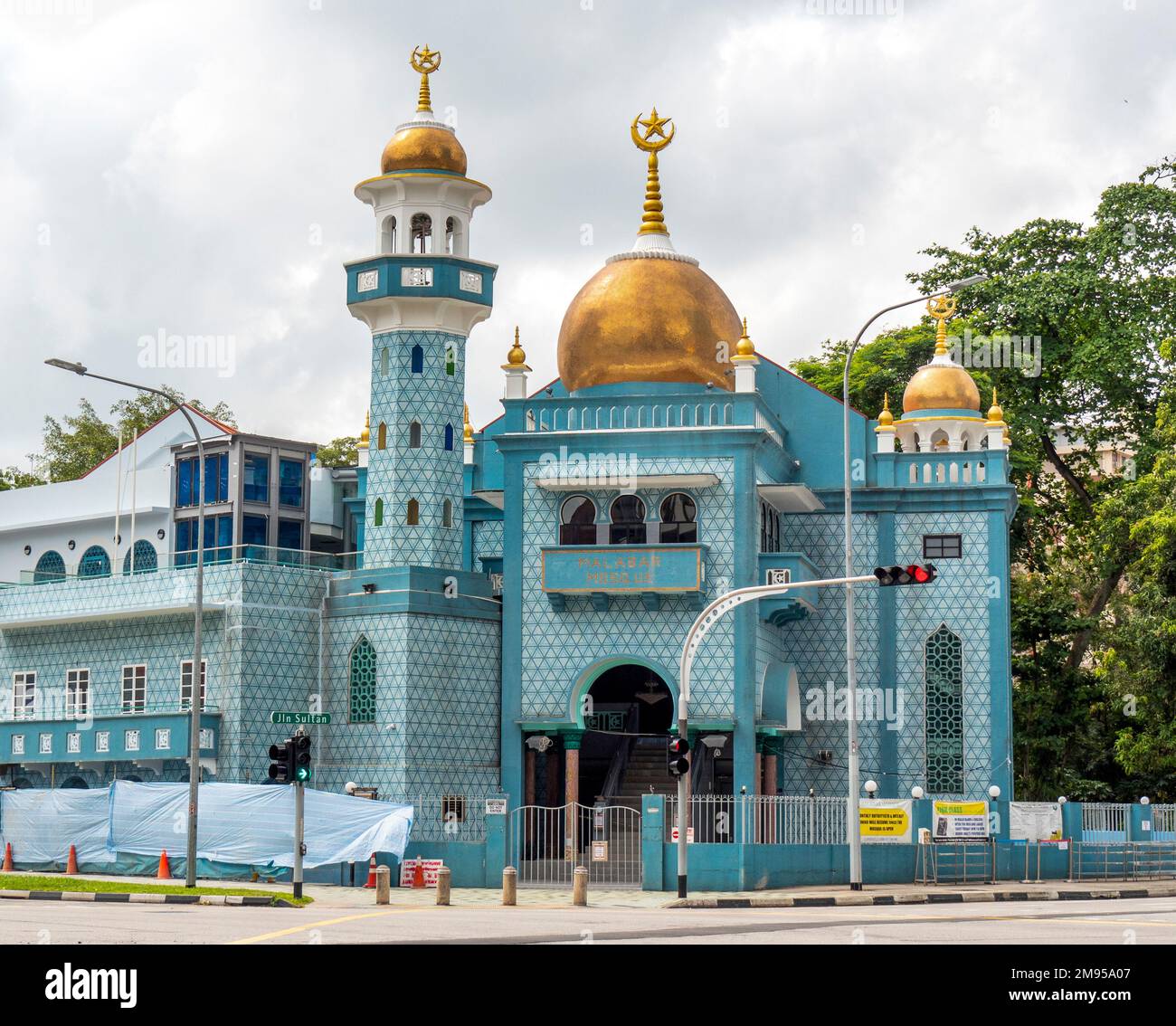 Masjid Malabar o Moschea Golden Dome con facciata in lazzuli blu e bianco a Kampong Glam Singapore Foto Stock