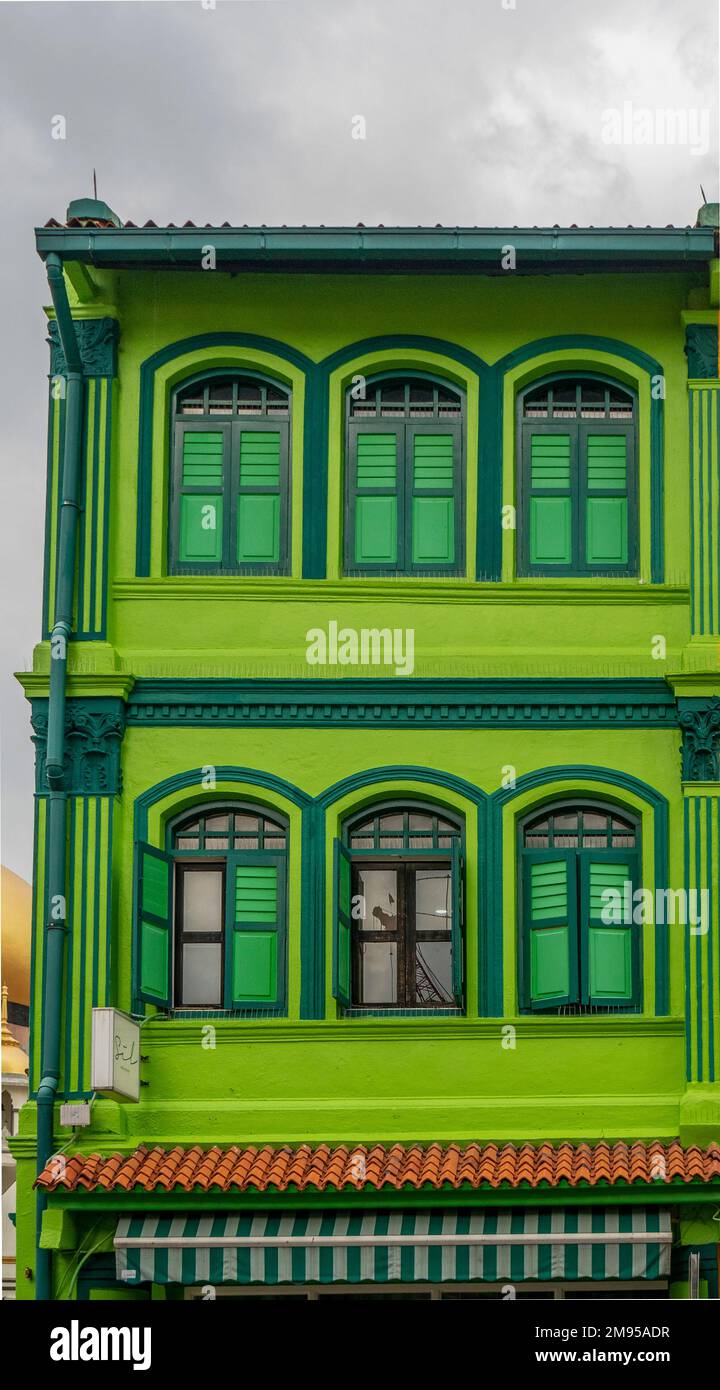 Piano superiore di una fila di negozi colorati nell'Arab St Kampong Glam Singapore Foto Stock