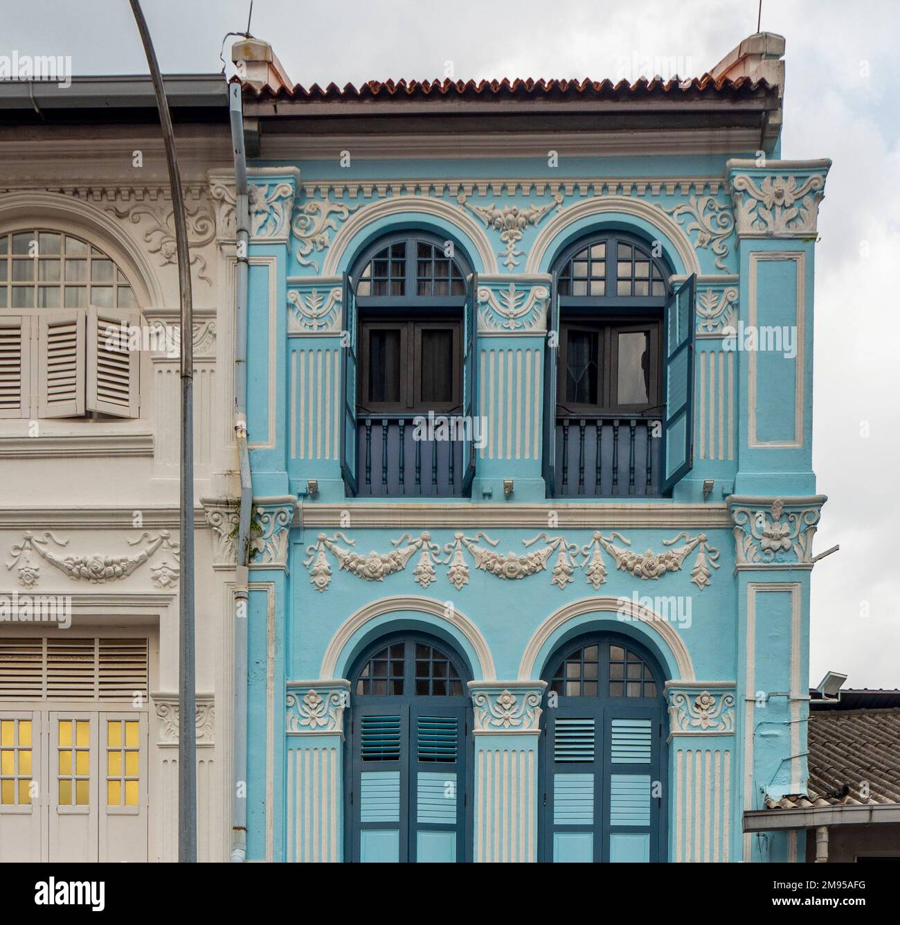 Piano superiore di una fila di negozi colorati nell'Arab St Kampong Glam Singapore Foto Stock