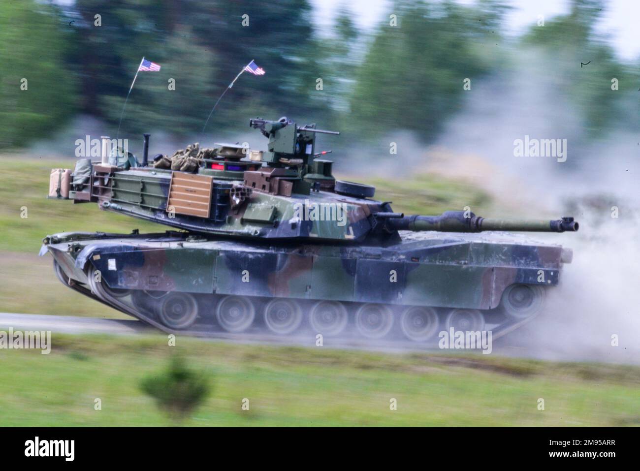 La foto del file dell'handout datata 11 maggio 2016 mostra gli Stati Uniti I soldati, assegnati alla 3rd° Divisione Fanteria, si spostano nella loro posizione di battaglia in un carro armato Abrams del M1 durante il forte Europa Tank Challenge a Grafenwoehr, in Germania. Diverse nazioni europee per la prima volta hanno risposto all’appello di lunga data del presidente Volodymyr Zelensky di fornire a Kiev moderni carri armati di battaglia. Francia, Polonia e Regno Unito si sono impegnati a inviare presto carri armati per l'esercito ucraino da utilizzare nei suoi sforzi per proteggersi dalla Russia. La Finlandia sta considerando di seguire l'esempio. Foto di U.S. Esercito via ABACAPRESS.COM Foto Stock