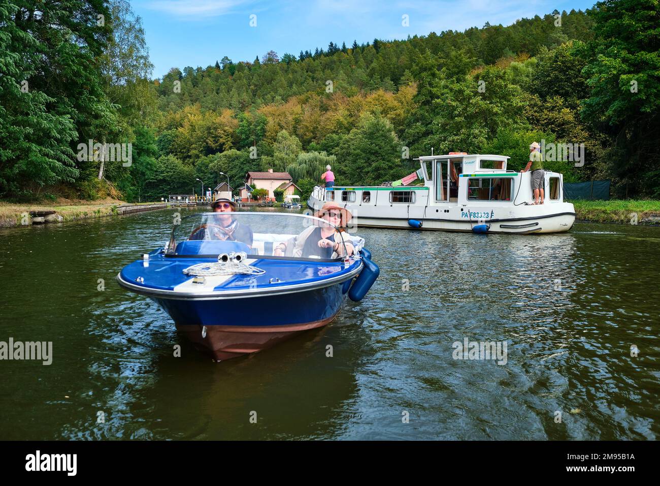 Gita in barca sul Canal la Marne au Rhin (canale Marne-Rhine) a bordo di una barca elettrica D'EPOCA, vicino a Henridorff, nel dipartimento della Mosella Foto Stock