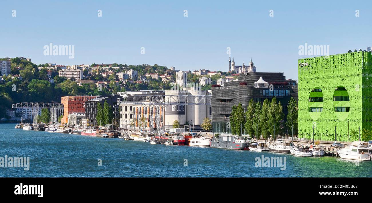 Lione (Francia centro-orientale): La passerella "Quais de Saone" con gli uffici "Les Docks" e il cubo verde, sede centrale di Euronews, lungo la qua Foto Stock