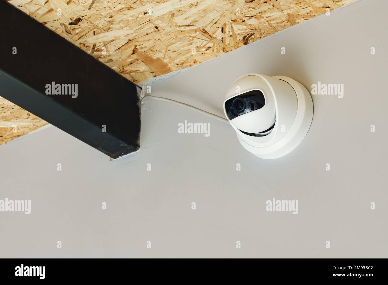 Telecamera CCTV su parete grigia primo piano Foto Stock