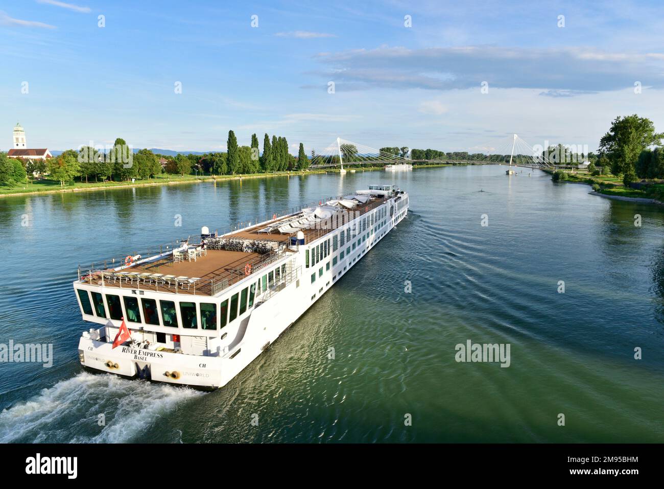 Nave da crociera vicino al ponte “pont de l’Europe” e alla passerella “passerelle des 2 rives” a Strasburgo e Kehl in Germania, sul Reno, Alsazia Foto Stock