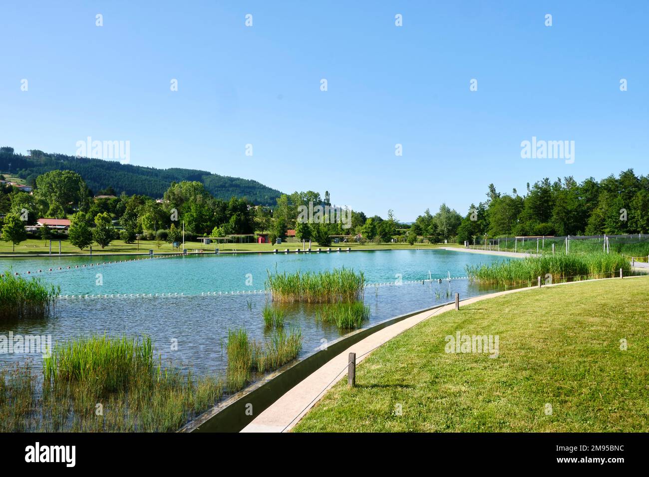 Cublize (Francia centro-orientale): lago "lac des sapins", parco ricreativo con zona nuoto sorvegliata. Sentiero sulle rive del lago e la foresta i Foto Stock