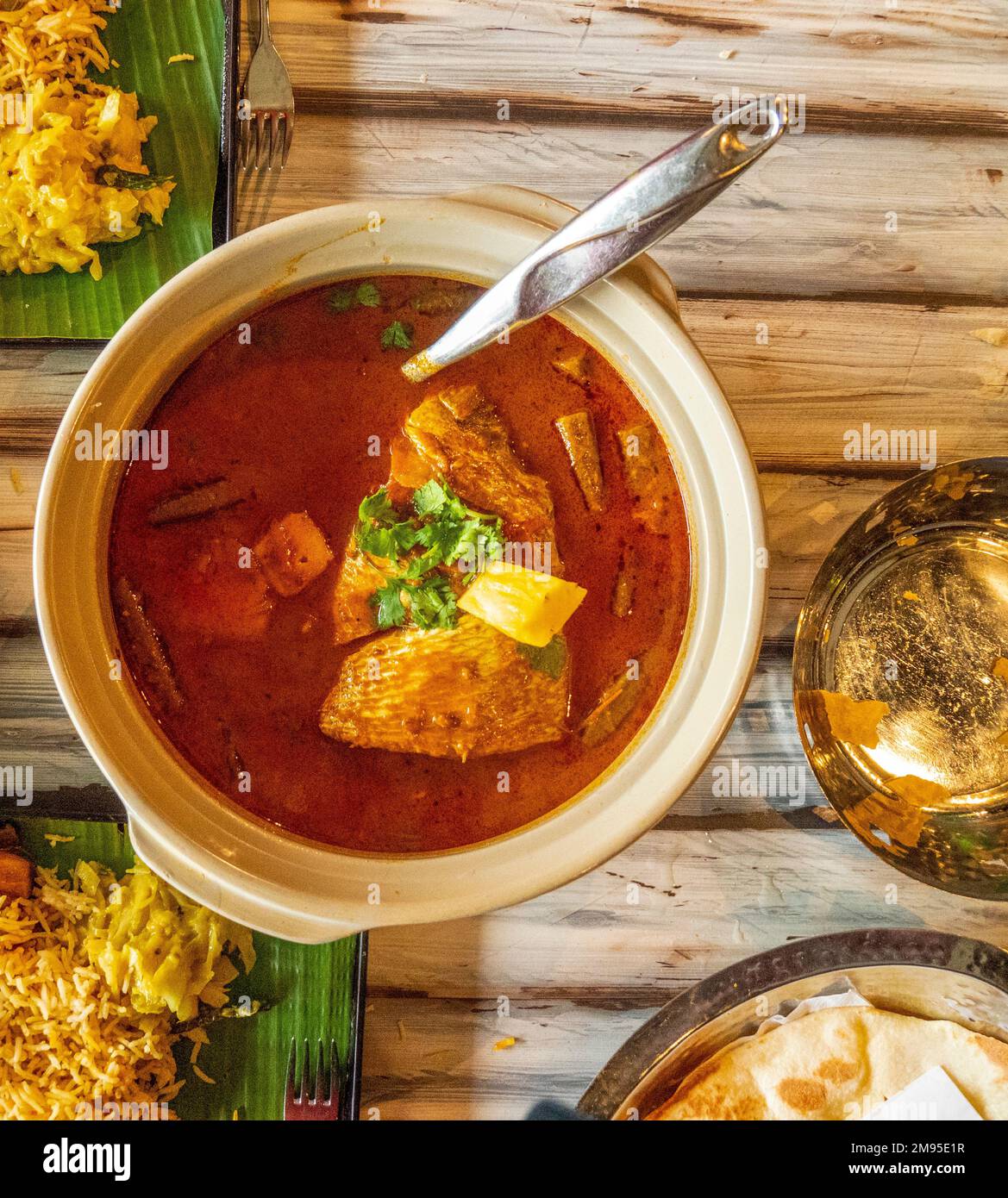 Il curry con testa di pesce è un piatto speciale al ristorante Mathis Curry House a Little India Singapore Foto Stock