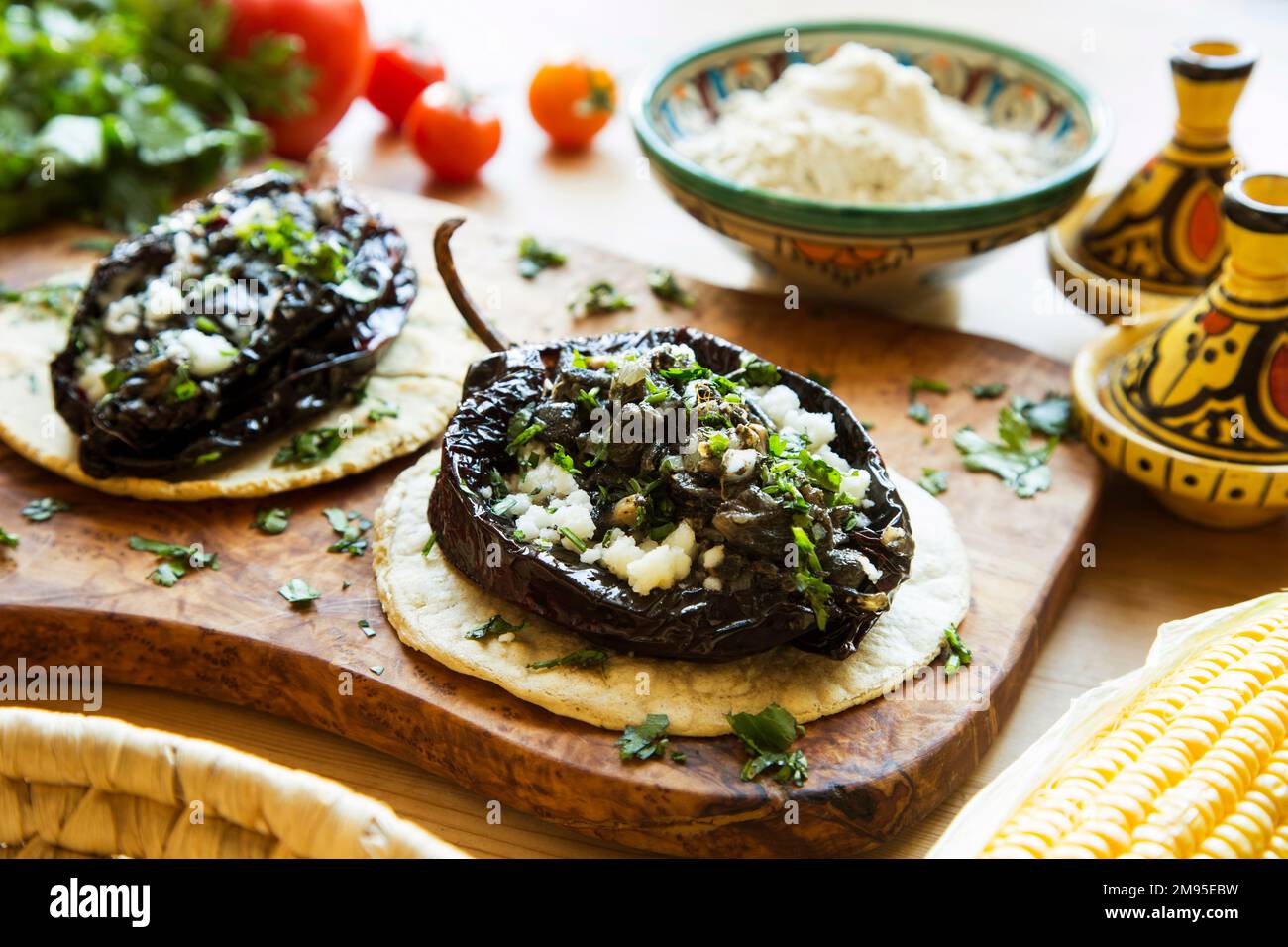 cile nero ripieno di formaggio e huitlacoche. Foto Stock