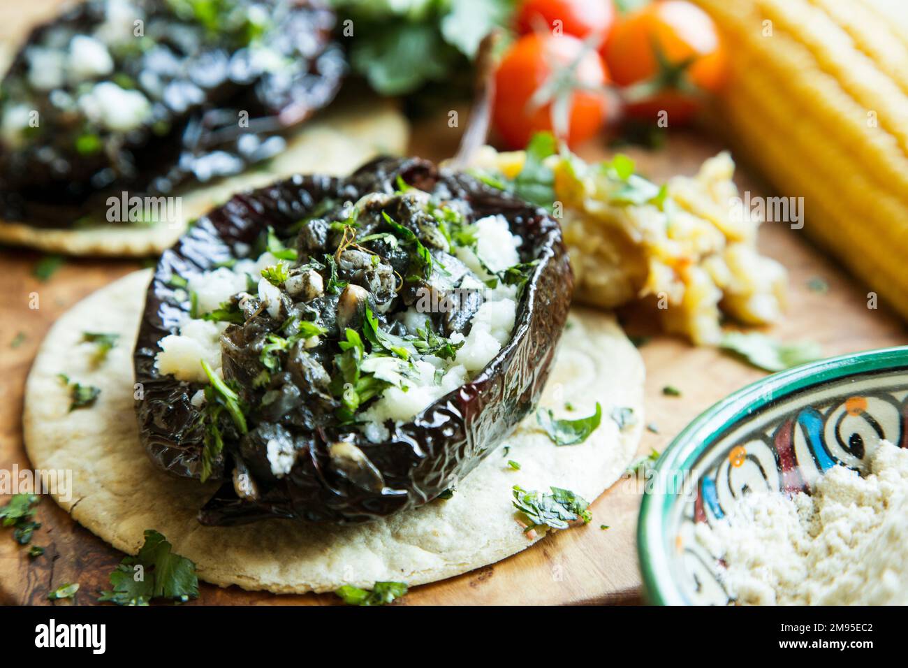 cile nero ripieno di formaggio e huitlacoche. Foto Stock