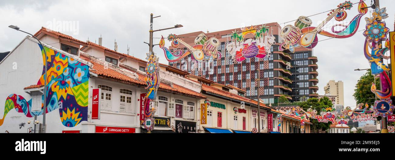 Murale dipinto su un lato della fila di negozi e decorazioni stradali a Little India Singapore Foto Stock