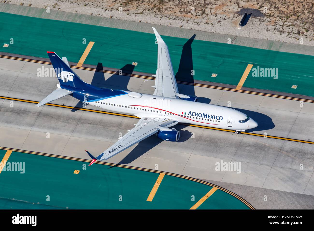 Los Angeles, Stati Uniti - 4 novembre 2022: Aereo Aeromexico Boeing 737-800 all'aeroporto di Los Angeles (LAX) nella vista aerea degli Stati Uniti. Foto Stock