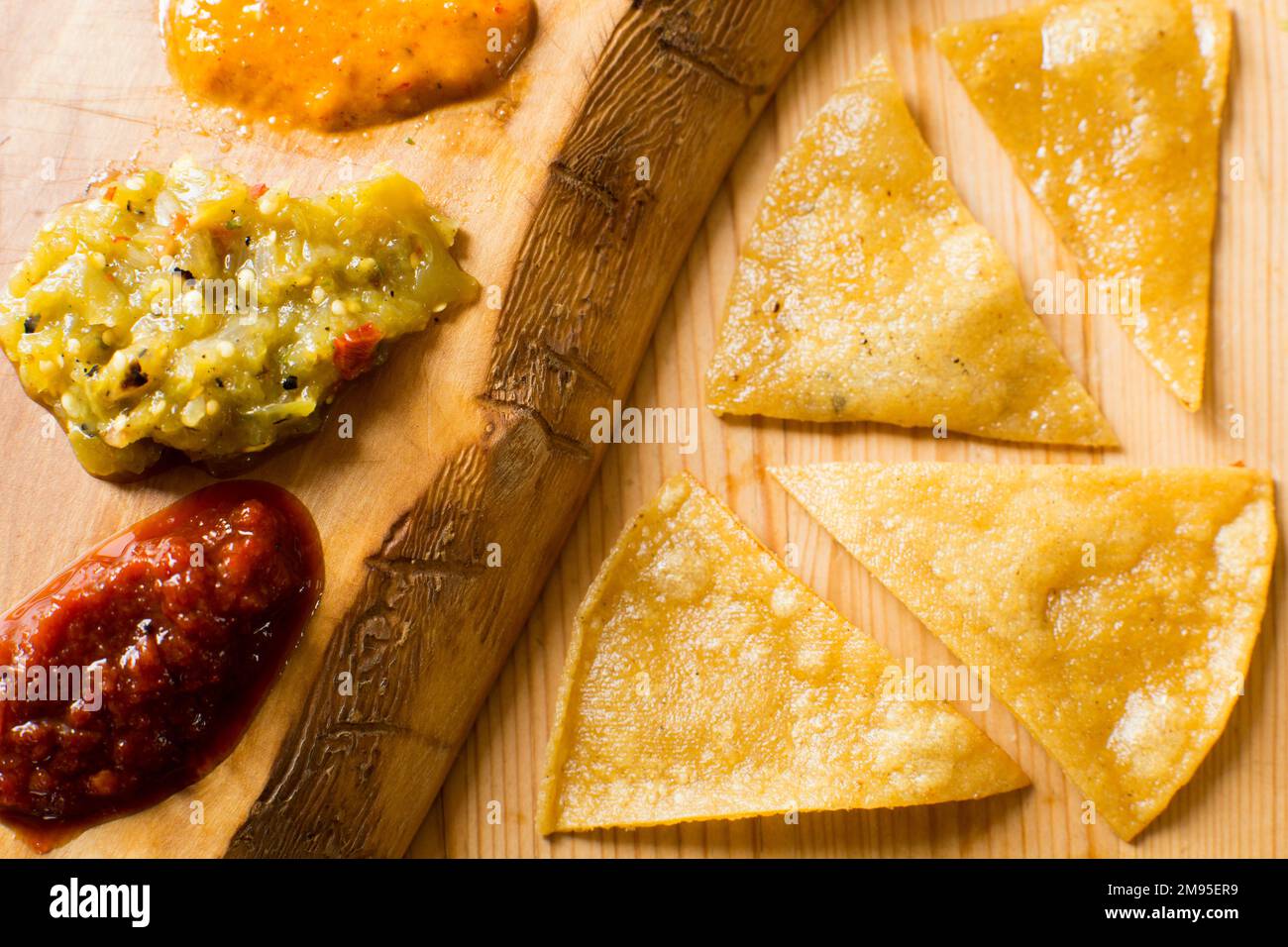 Tortillas di mais fritte con diverse salse di pepe caldo. Foto Stock