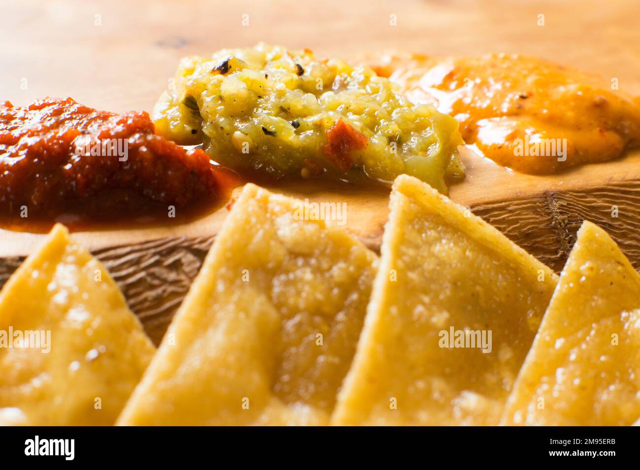Tortillas di mais fritte con diverse salse di pepe caldo. Foto Stock