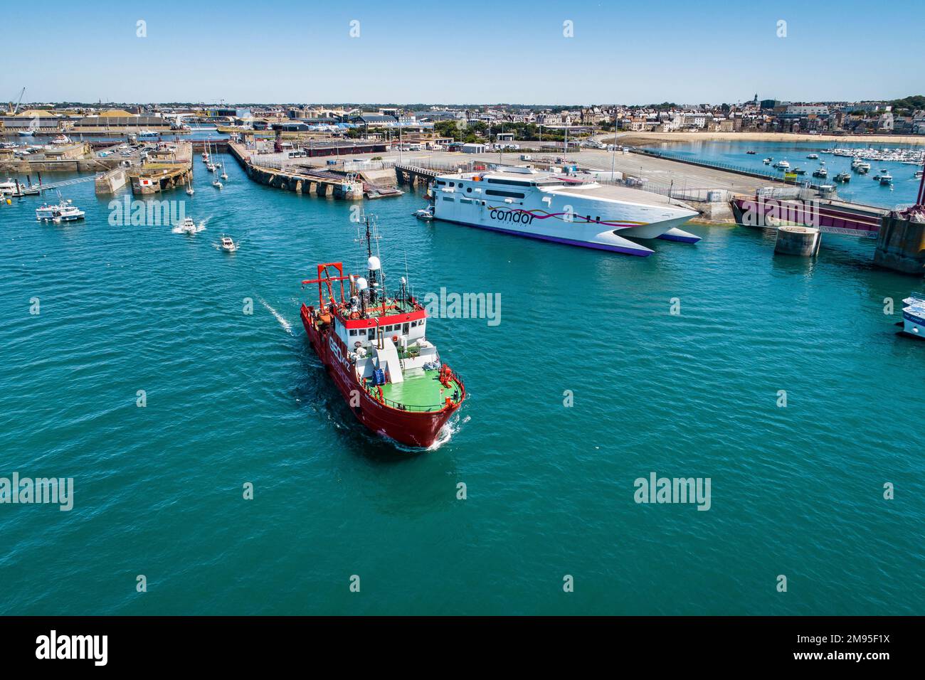 Saint-Malo (Bretagna, Francia nordoccidentale): Nave di sicurezza di riserva GEO OCEAN IV, nave di rilevamento offshore multidisciplinare, che passa attraverso la serratura “ecl Foto Stock
