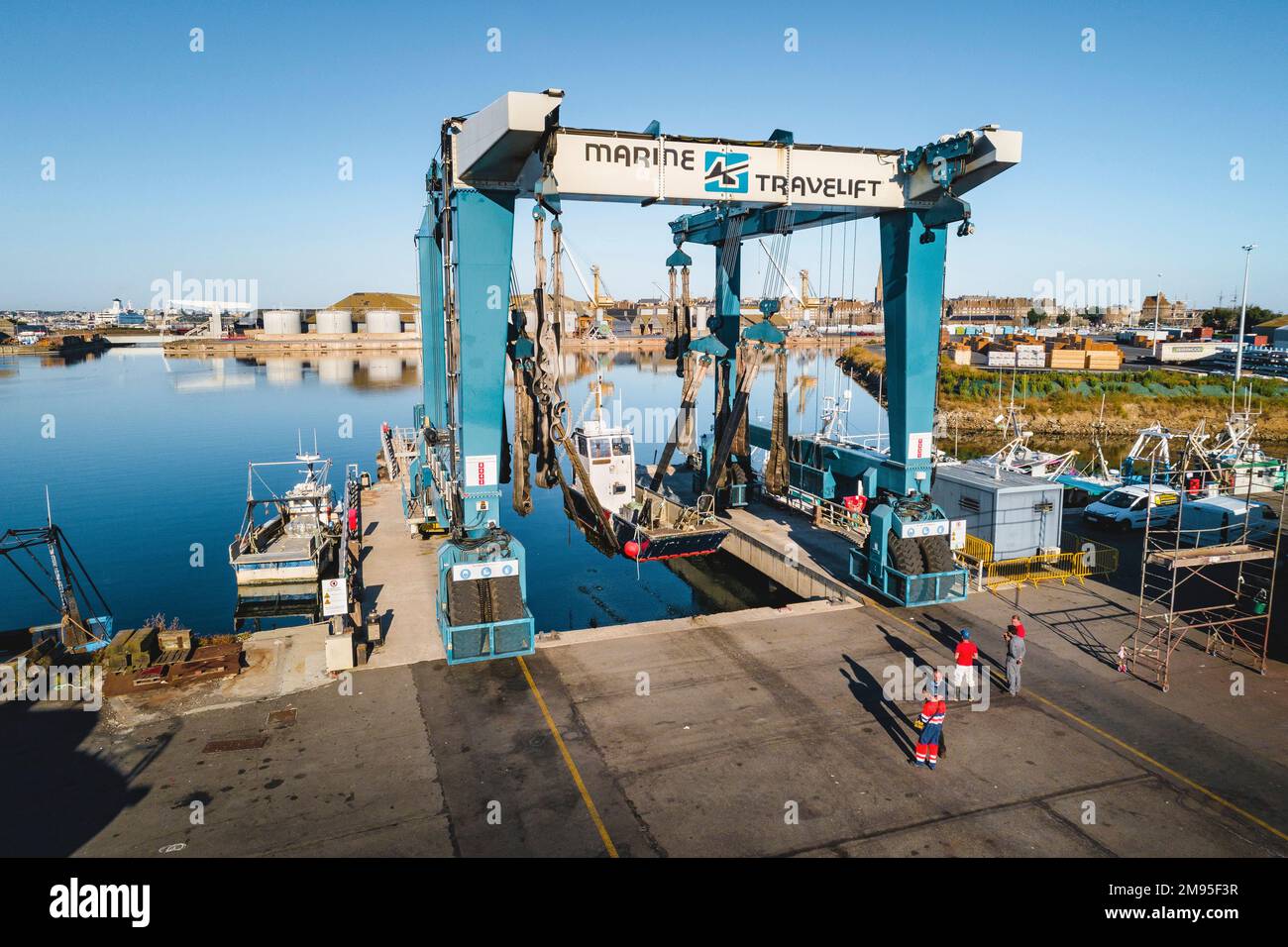 Saint-Malo (Bretagna, Francia nord-occidentale): Cantieri navali nel porto commerciale “pole naval Jacques Cartier”. Manutenzione marittima: Uomo e porto handlin Foto Stock