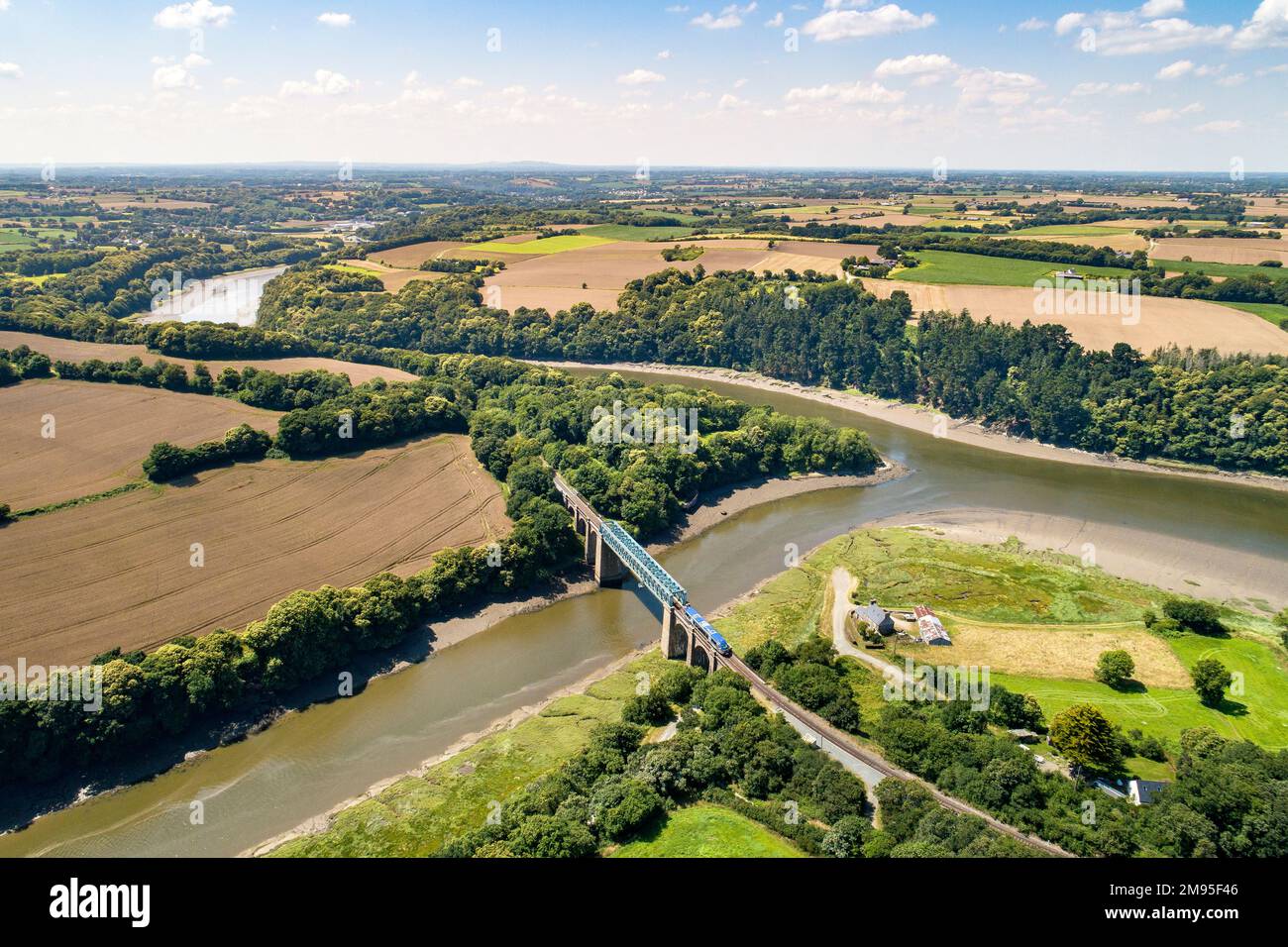 Il Ponte Frynaudour, viadotto ferroviario noto anche come “viaduc du Leff”, ponte a traliccio progettato da Gustave Eiffel nel 1983, che collega le città di Quemper-G. Foto Stock