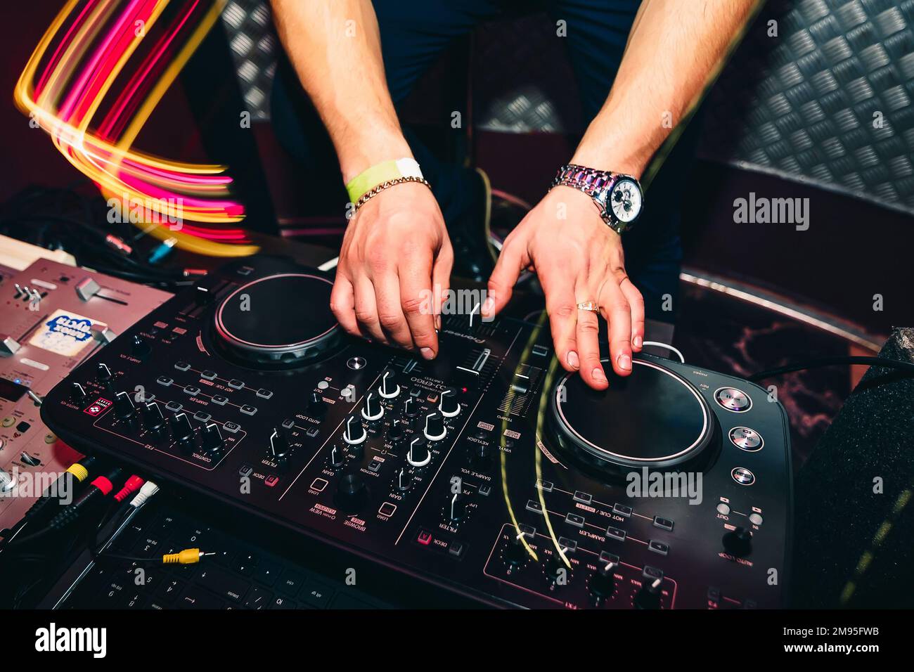 DJ porta la musica e trasforma il volume su apparecchiature musicali Foto Stock