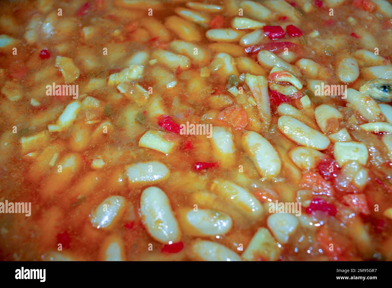 fagioli con cozze è un tipico e sano piatto spagnolo Foto Stock