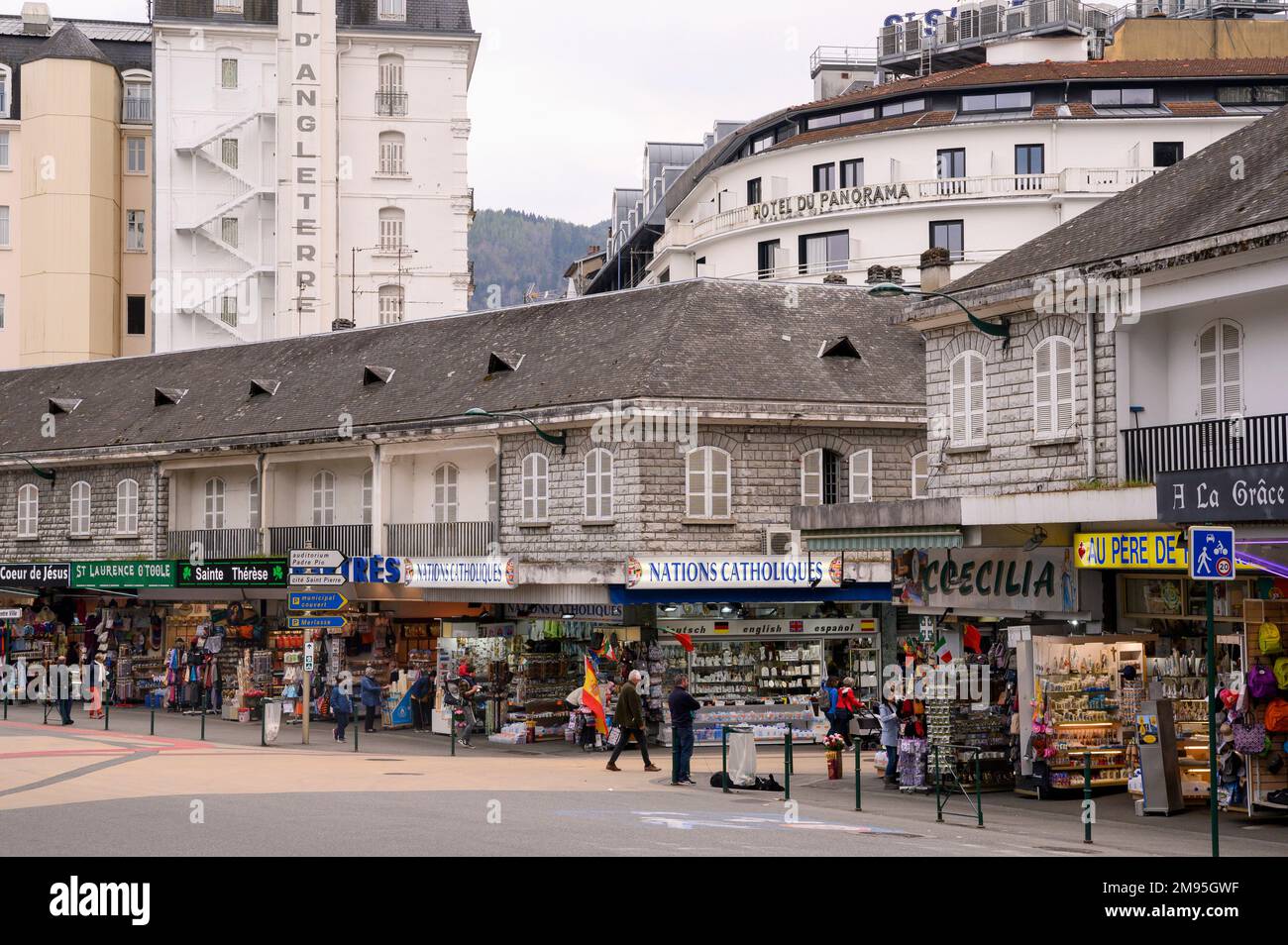 Lourdes (Francia sud-occidentale): Negozio di souvenir Foto Stock