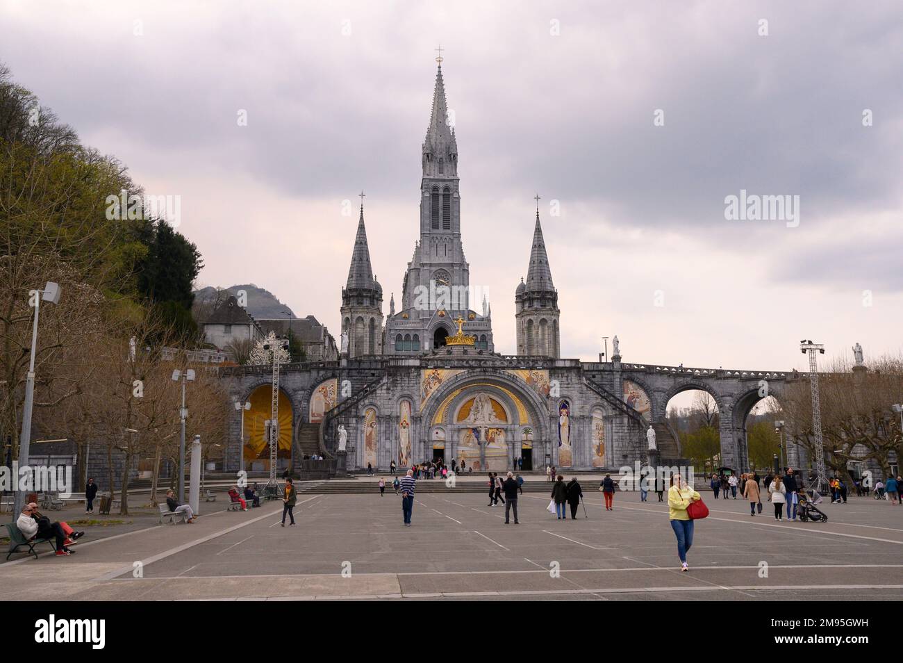 Lourdes (Francia sud-occidentale): Basilica di nostra Signora del Rosario, Santuario di nostra Signora di Lourdes Foto Stock
