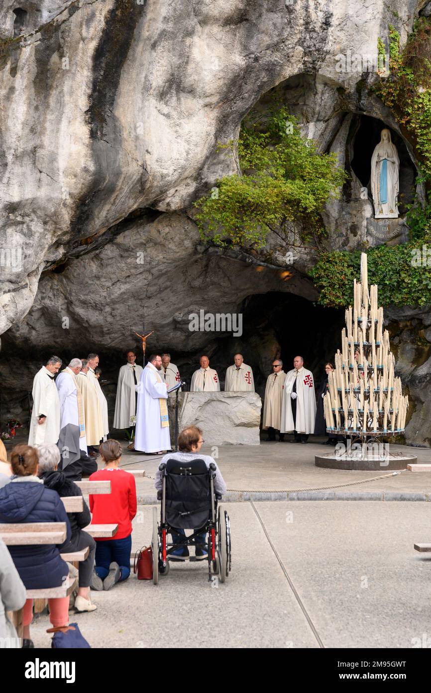 Lourdes (Francia sud-occidentale): Messa alla grotta di Massabielle, santuario della Madonna di Lourdes Foto Stock