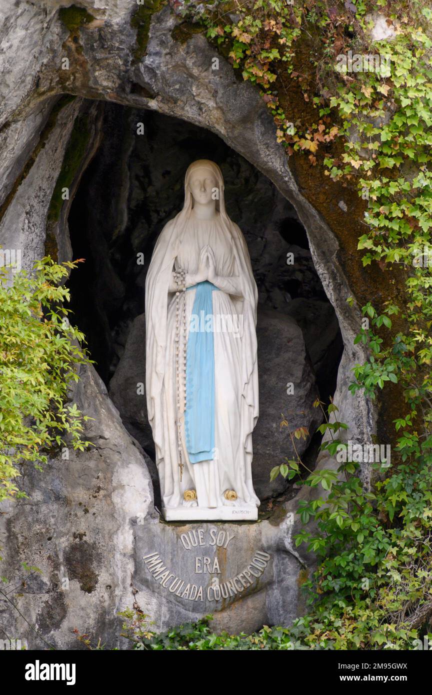 Lourdes (Francia sud-occidentale): Statua della Vergine Maria nella grotta di Massabielle, santuario della Madonna di Lourdes Foto Stock