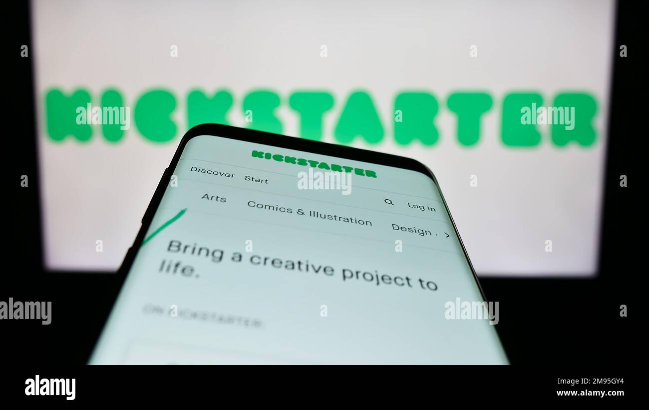 Smartphone con sito Web della piattaforma di crowdfunding statunitense Kickstarter PBC sullo schermo di fronte al logo aziendale. Messa a fuoco in alto a sinistra del display del telefono. Foto Stock