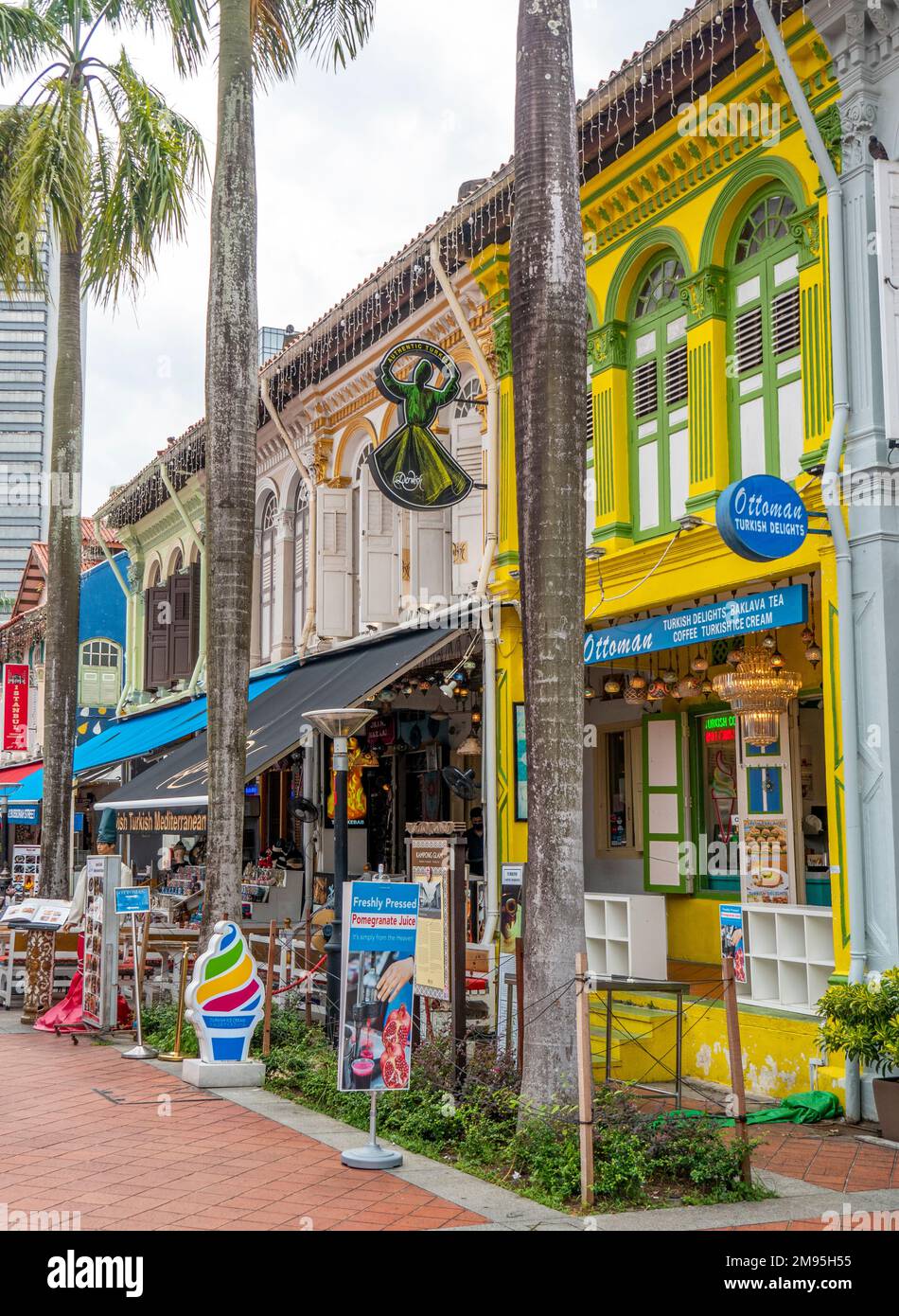 Ristoranti e hotel boutique lungo Bussorah Street nel quartiere arabo di Singapore Foto Stock