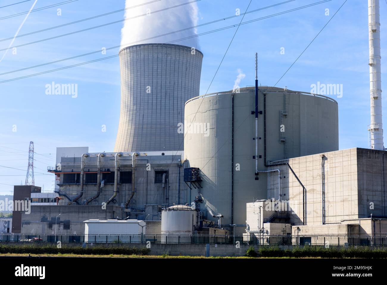 La centrale nucleare di Tihange in Belgio, agosto 2022. Situato sulla riva destra del fiume Mosa, il sito è composto da tre di seconda generazione Foto Stock
