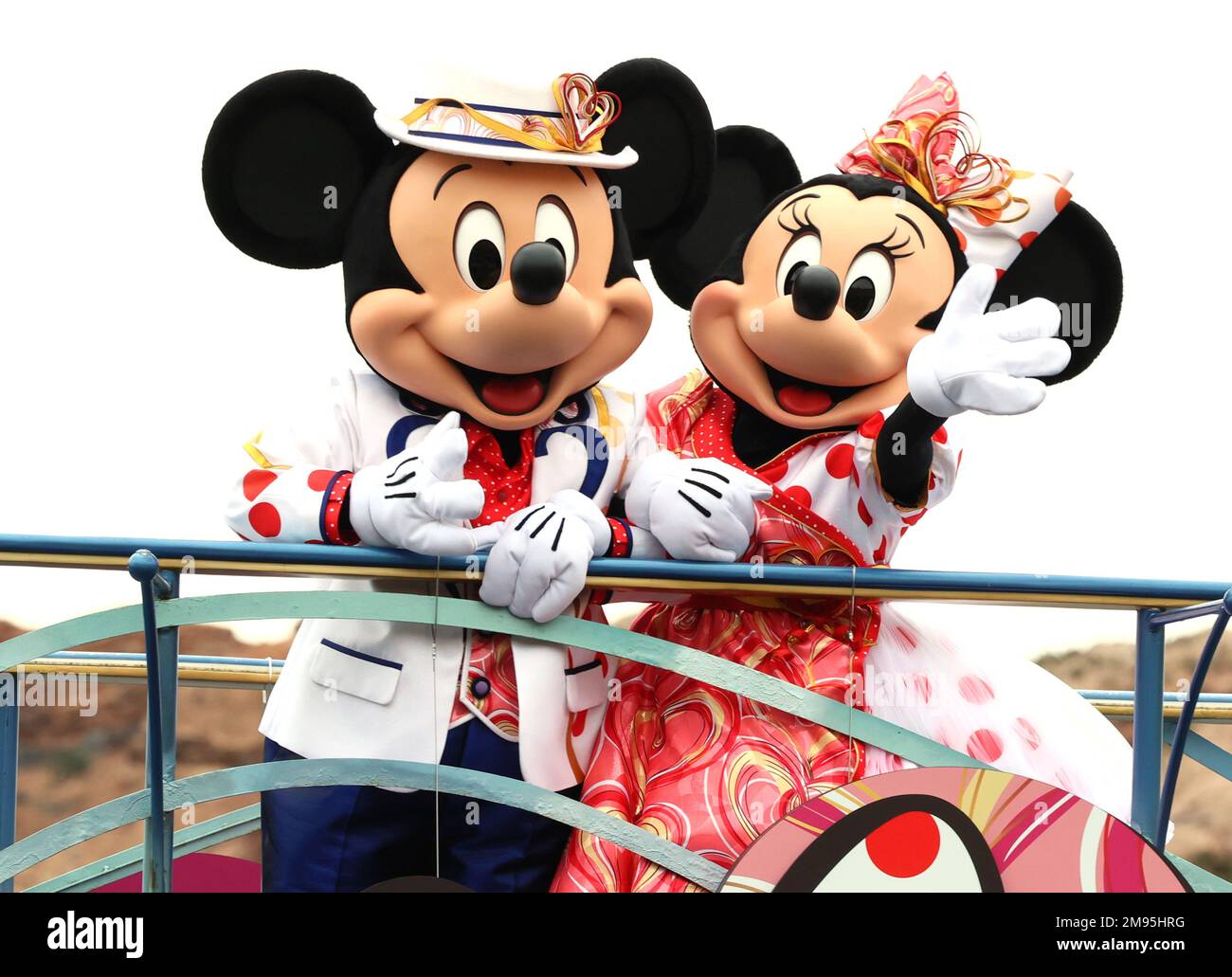 Urayasu, Giappone. 17th Jan, 2023. I personaggi Disney Topolino (L) e  Minnie mouse (R) si esibiscono su una barca in una parata in un'anteprima  stampa della nuova attrazione "Minnie besies bash!" Al